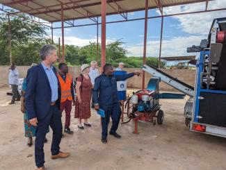 David Kimaro, responsible for the Moshi composting project, gives Tübingen’s Mayor  Boris Palmer and his delegation a guided tour of the composting plant.
