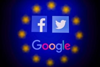 Die strengsten EU-Regeln gelten für Onlineriesen wie Facebook, Twitter und Google. 