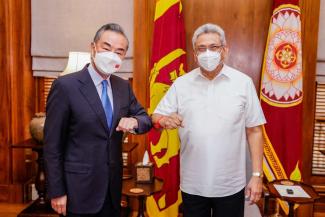 Gotabaya Rajapaksa, damals Präsident Sri Lankas, mit Chinas Außenminister Wang Yi Anfang 2022 in Colombo. 