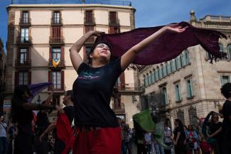 Eine Frau tanzt während einer Demonstration der iranischen Gemeinde in Barcelona.
