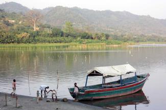 Am Bosomtwe-See in Ghana müssen sowohl die Interessen der lokalen Gemeinden als auch der Naturschutz berücksichtigt werden.