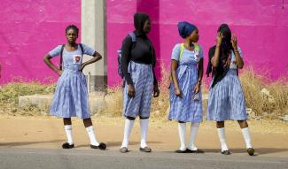 : Gambische Schülerinnen 2020: Verbessert sich die politische Bildung nicht erheblich, werden sich afrikanische Regierungen nach wie vor ihrer Rechenschaftspflicht weitgehend entziehen können. 