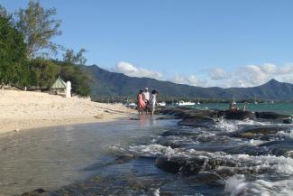 Mauritius versucht, die vom steigenden Meeresspiegel verursachte Stranderosion mit Sandsäcken zu verhindern.
