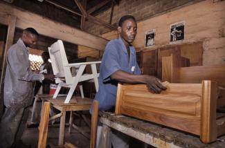 Die Arbeit muss weitergehen – Zimmermann in Benin in bessere Zeiten.