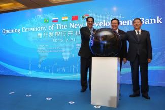 K.V. Kamath (links), der erste Präsident der New Development Bank, mit Chinas Finanzminister Lou Jiwei und Shanghais Bürgermeister Yang Xiong (rechts) bei der Eröffnungsfeier des neuen internationalen Finanzinstituts in Shanghai im Juli 2015.