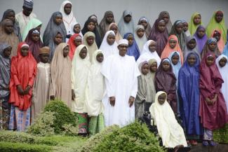 Präsident Muhammadu Buhari inmitten von entführten Schülerinnen, die er nach ihrer Freilassung in den Präsidentenpalast eingeladen hat.