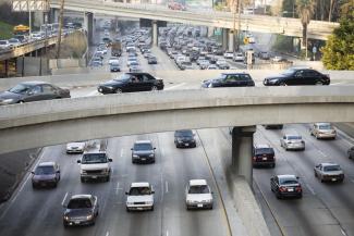 Car traffic in Los Angeles: California has adopted ambitious emission-reduction targets.