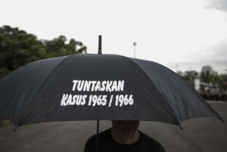 Meinungsbekundung in Jakarta: Die Schrift auf dem Schirm besagt: „Klärt den Fall 1965/66 auf.“