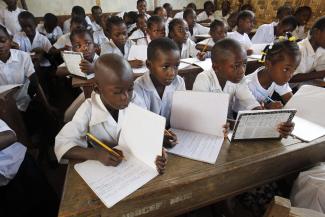 Überfüllte Klassen wie hier im Jahr 2015 sind typisch für Liberias Schulen.