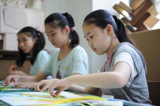 “I’m not saying everything is perfect in China, but I appreciate that the country has made a lot of progress”: handicrafts class at a Shanghai highschool.