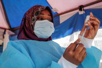 Krankenpflegerin in Kenia bereitet eine AstraZeneca-Impfung vor, Januar 2022.