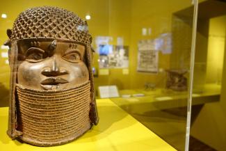 : Gedenkköpfe von Königen des alten Benins, Gelbguss einer Werkstatt der Bronzegießergilde Igun Eronmwon.