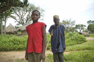 Wari Sanda aus Nigeria ist an Flussblindheit erkrankt, sein Sohn Barmani begleitet ihn, wann immer er ausgeht. Nigeria ist das Land mit den höchsten Infektionsraten für vernach­lässigte Tropen­krankheiten in ganz Afrika.