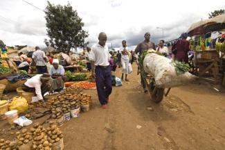 Die meisten Jugendlichen in Kenia sind auf den informellen Sektor angewiesen: Markt in Nairobi, Kenia.