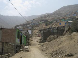 Urbanisierung ist ein komplexer Prozess: informelle Siedlung am Stadtrand von Lima.