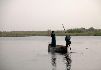 Ein Fischer und sein Sohn auf dem Tschadsee im Tschad.