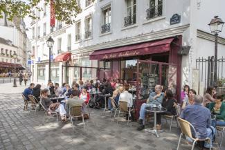 So wie in diesem Café am Place des Abesses haben auch am 13. November 2015 viele Menschen in den Straßen von Paris ihren Feierabend genossen.