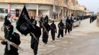 ISIS-Kämpfer marschieren 2014 in Raqqa in Syrien auf.
