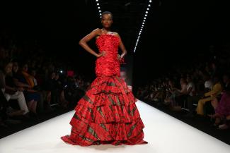 Model in einem Kleid der Designerin Nadir Tati beim Africa Fashion Day in Berlin.