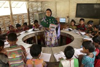 In Nordbangladesch betreiben NGOs Schulen auf Booten, die von einem Ort zum anderen fahren, um Kinder zu unterrichten, die keine andere Schule besuchen können.