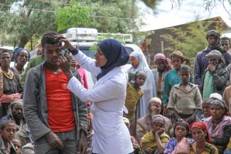 Dorfbewohner in Äthiopien werden von mobilen Gesundheitsteams über die bakterielle Augeninfektion Trachom aufgeklärt, die unbehandelt zu Erblindung führt.