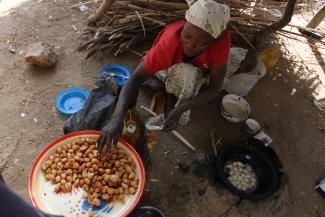 Frauen sollten nicht nur im informellen Sektor arbeiten: Snack-Verkäuferin auf einem Markt im Norden Kameruns.