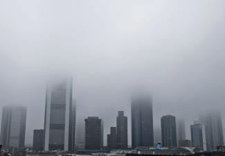 Auch in Deutschland wird Geld gewaschen: Frankfurter Skyline im Nebel.