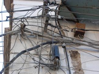 Kommunalregierungen sind häufig überfordert: illegale Stromkabel in Marokko.