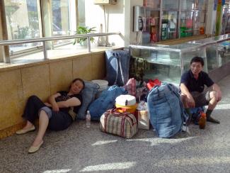 Binnenmigranten warten 2009 in Fujian auf den Zug nach Hause.
