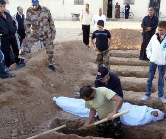 Internetbild einer Beerdigung in Hula, Syrien 2012.