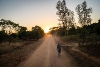 Landstraße in Malawi – bessere Infrastruktur wäre gut.