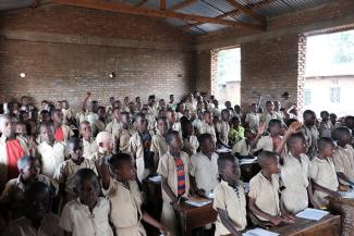 Die Schulen in Burundi sind meist überfüllt und häufig noch nicht einmal fertig gebaut.