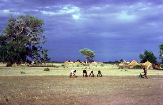 „Mehr als 60 Prozent der Landgeschäfte werden in Ländern getätigt, die an Hunger leiden.“ Die Menschen sind auf eigene Landwirtschaft angewiesen: Kleinbauern in Kamerun.