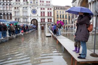 Nicht nur halb Thailand stand im Herbst 2011 unter Wasser, sondern auch der Markusplatz in Venedig.