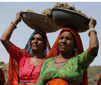 Die indische Mahatma-Gandhi-Beschäftigungsgarantie für ländliche Gebiete richtet sich an einkommensschwache Haushalte: Frauen, die in Rajasthan zu Mindestlöhnen arbeiten.