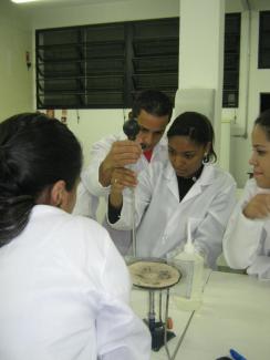 Im Labor: Studierende auf einem Anhanguera-Campus im Großraum São Paulo.