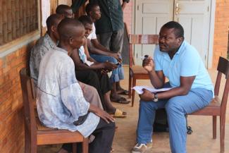 Christian Mukosa, Amnesty-Researcher für Zentralafrika, sammelt Zeugenaussagen in Bangui in der Zentralafrikanischen Republik während des Konflikts im Dezember 2014.