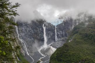 Wasserfälle im Queulat-Nationalpark in Chile: Wenn die Gletscher schmelzen, leiden ganze Wassereinzugsgebiete stromabwärts unter den Auswirkungen.