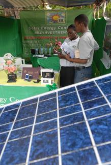 Zu geringe Investitionen bremsen den Fortschritt in Afrika: Stand auf einer Solartechnik-Messe in Dar es Salaam 2006.