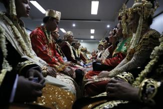 Es endet nicht immer gut: Paare bei einer Massenhochzeit in Jakarta 2015.