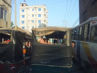 „Erwerbschancen sollten in neuen Städten geschaffen werden, damit nicht alle Klimaflüchtlinge in die bestehenden, bereits dicht bevölkerten Ballungsräume drängen“: Verkehrsstau in einem Vorort von Dhaka.
