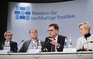 Versammlung des Textilbündnisses 2016 mit dem damaligen Bundesentwicklungsminister Gerd Müller (zweiter von rechts).