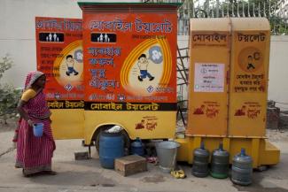 Mehr als jeder dritte Mensch weltweit hat keinen Zugang zu funktionierenden Sanitäranlagen. Mobile Toilettenhäuschen in Dhaka, Bangladesch.