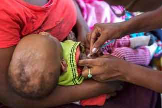 Impfung eines Babys in Kenia.