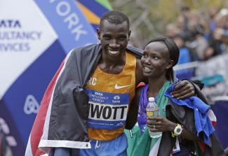 The Kenyan athletes Stanley Biwott and Mary Kaitany won last year’s New York City Marathon.