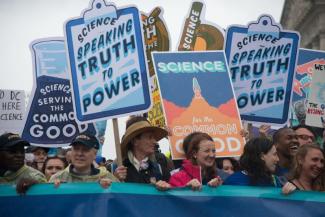 Rund 100 000 Menschen haben am Tag der Erde am 22. April am „March for Science“ in Washington teilgenommen. Weitere 70 000 waren es in Boston, 60 000 in Chicago und jeweils 50 000 in Los Angeles und San Francisco.