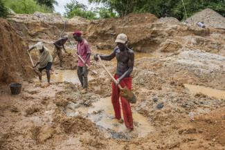 Der Abbau von Rohstoffen hat die Lebensbedingungen der meisten Menschen nicht verbessert: Diamantenmine im Osten Sierra Leones.