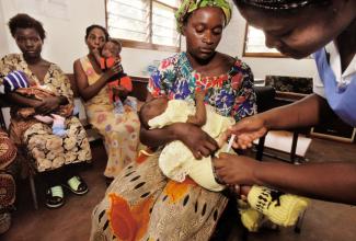Ein sambisches Kind wird gegen Diphtherie, Keuchhusten und Tetanus geimpft.