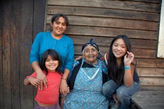 Lateinamerika schneidet beim AgeWatch Index gut ab, mit Chile an der Spitze: chilenische Mapuche-Familie.