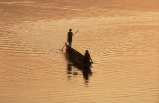 Boot auf dem Niger in Mali – Staudämme können die Lebensgrundlagen örtlicher Fischer bedrohen.